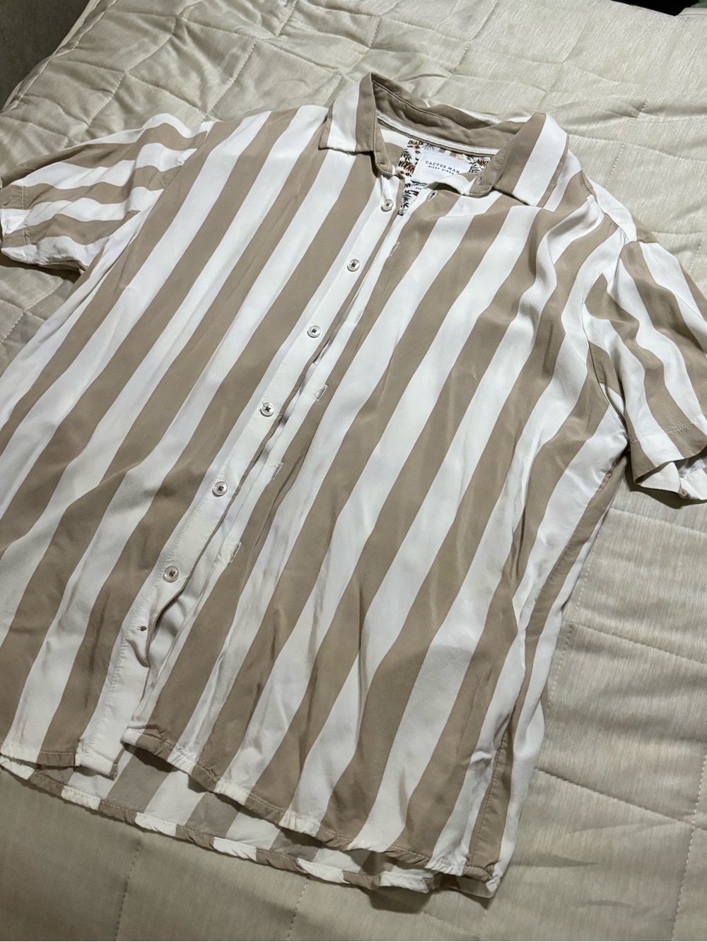 Men's Short-Sleeve Button-Down Shirt in Beige and White Stripes